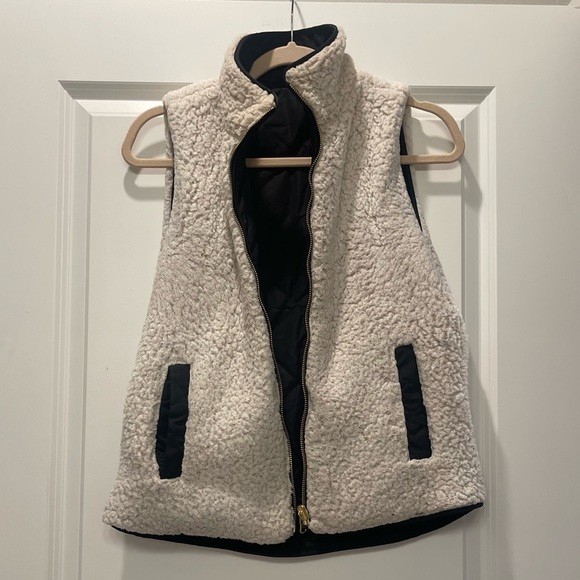 MOD ON TREND | Reversible Sherpa Vest - Picture 3 of 4